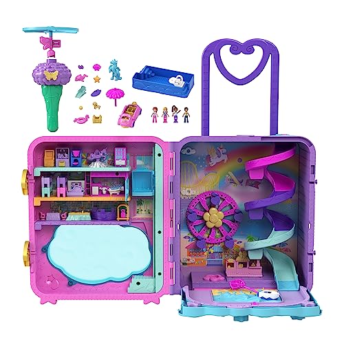 Polly Pocket Pollyville - Trolley Resort Vacanze, playset apribile con 3 località diverse, include 4 bambole, 1 veicolo e 25 accessori, giocattolo per bambini, 4+ anni, HKV43