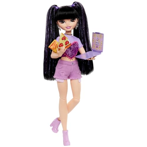 Barbie Dream Besties - Renee, bambola snodata alla moda con lunghi capelli neri e ciocche viola brillanti, 11 accessori a tema vlog di cucina e viaggi inclusi, giocattolo per bambini, 4+ anni, HYC24