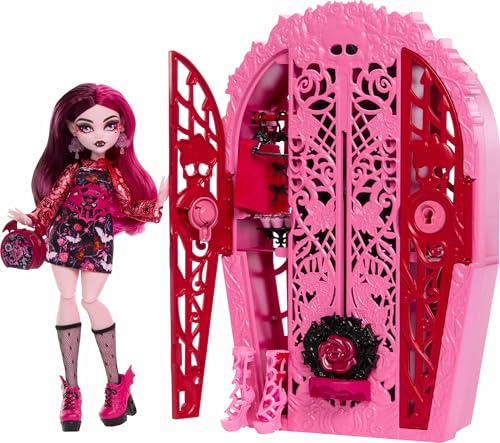 Monster High Segreti da Brivido - Draculaura e I misteri in Giardino, set con bambola e guardaroba, 19 accessori e abiti per il tea party inclusi, giocattolo per bambini, 4+ anni, HYT72