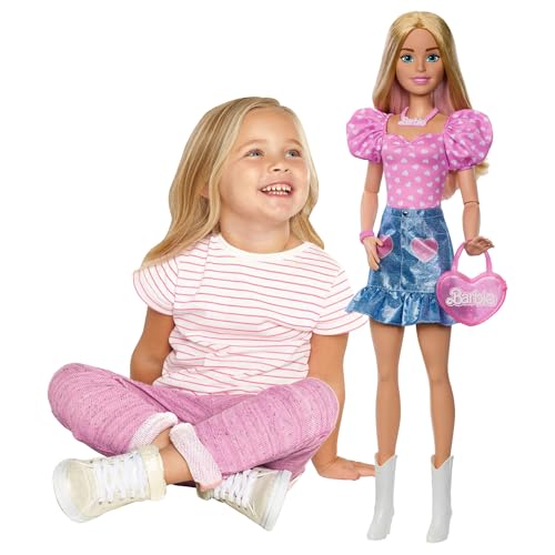 Barbie - Grande Amica, bambola bionda alta 71 cm con top rosa, gonna in denim e stivali da cowboy, collana, borsetta e accessori inclusi, giocattolo per bambini, 3+ anni, HYT84