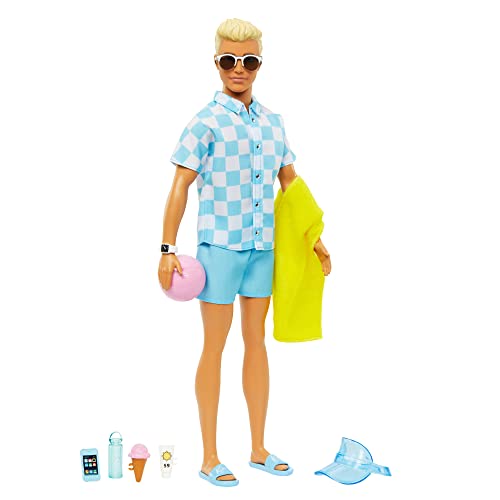 Barbie - Ken biondo con costume da bagno azzurro e camicia blu, bambola con visiera, telo mare, sandali con logo Ken e tanti accessori da spiaggia, giocattolo per bambini, 3+ anni, HPL74